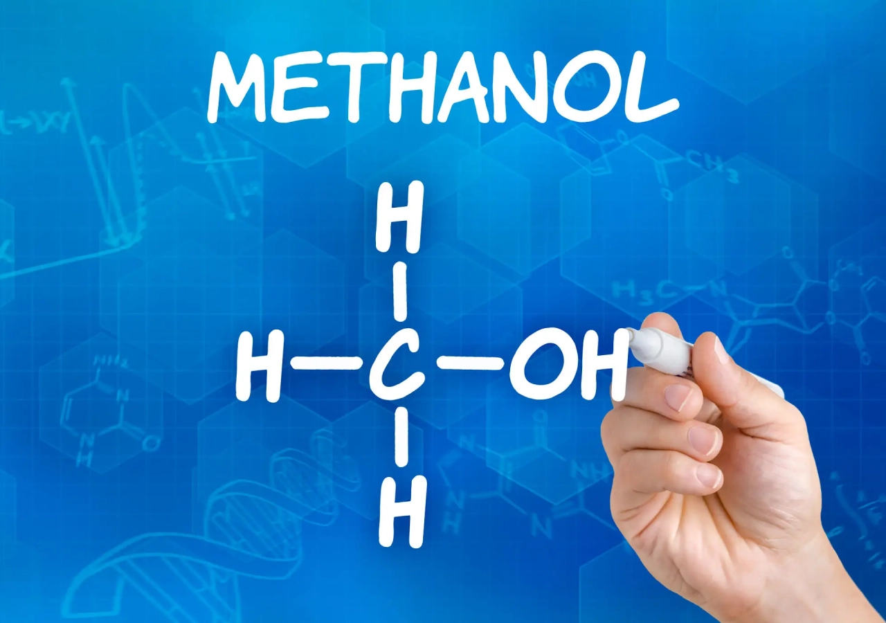 Chemical structure of methanol drawn on a blue background.